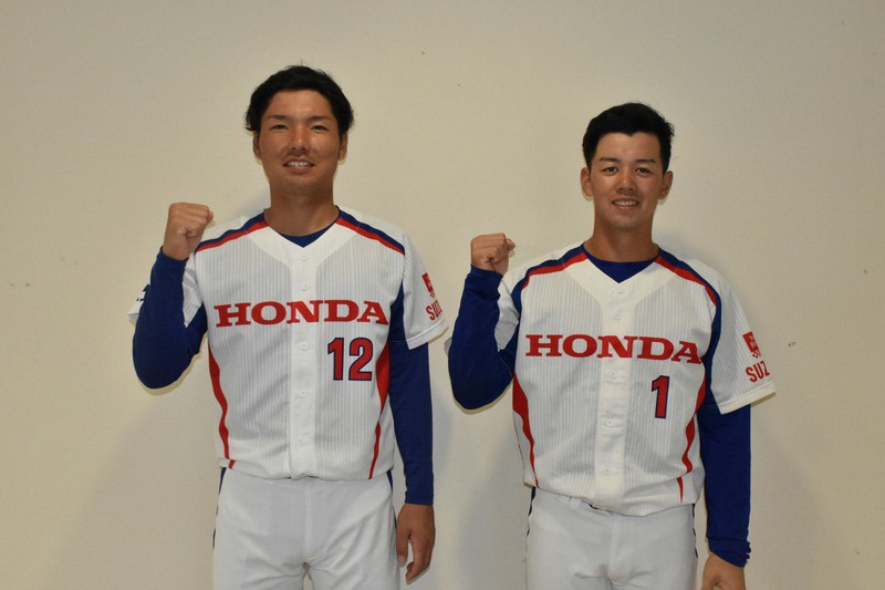 ホンダ鈴鹿の長野勇斗選手(右)と福島孝輔投手=三重県伊勢市のダイムスタジアム伊勢で2020年11月18日午前10時31分、谷口豪撮影