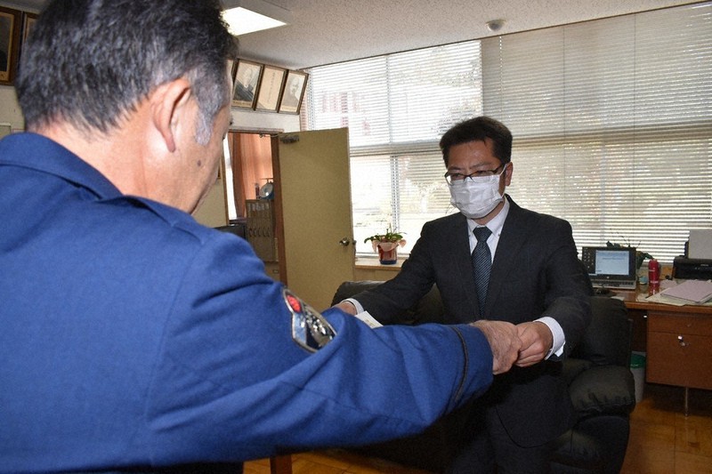 永沼義道・稲敷署長(左)から感謝状を受け取る根本康志教諭=茨城県美浦村木原の村立木原小学校で2020年11月19日、庭木茂視撮影