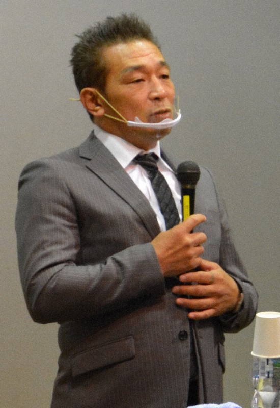特別授業をする元プロボクサーの川崎竜希さん=東京都八王子市緑町の多摩少年院で