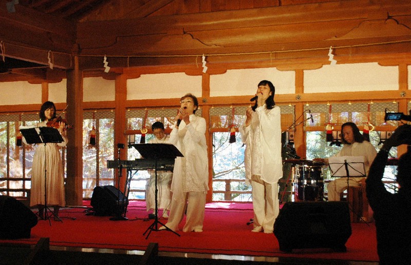 神楽殿でオリジナル曲などを奉納演奏する荒井さん(前列左)ら=天川村の天河大弁財天社で2020年11月18日午後0時、高田房二郎撮影