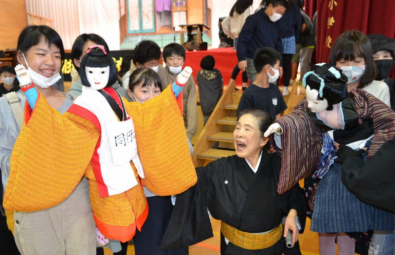 児童が人形浄瑠璃に挑戦 唐津市立大志小 保存会メンバー招く 佐賀 毎日新聞