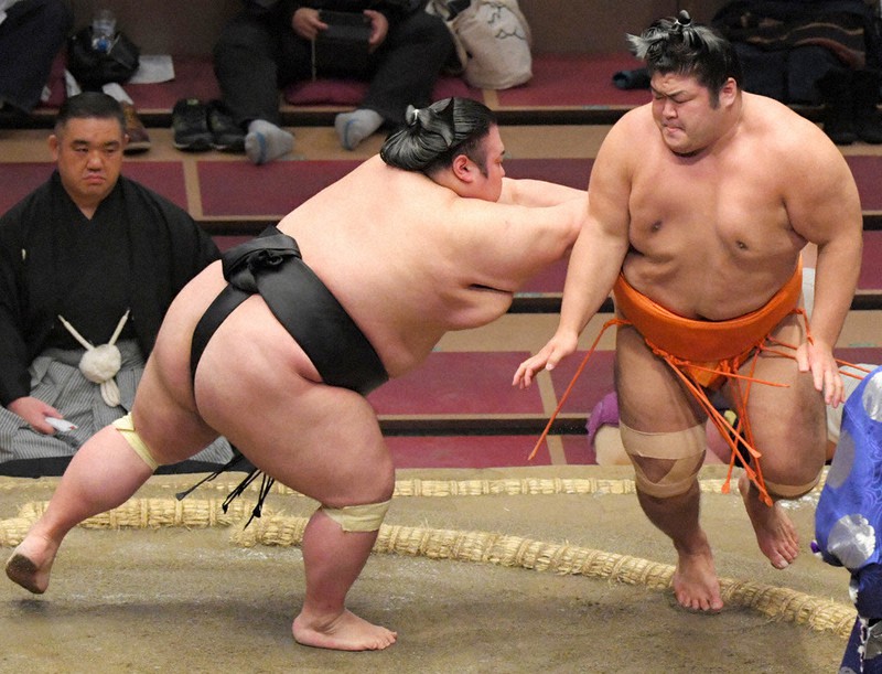貴景勝(左)が押し出しで志摩ノ海を降す=西夏生撮影