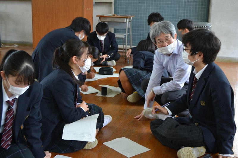 平田オリザさん(右から2人目)のアドバイスを受け、配役やせりふについて話し合う生徒たち=京都府京丹後市久美浜町の府立久美浜高・丹後緑風高久美浜学舎で2020年11月20日午前10時44分、松野和生撮影