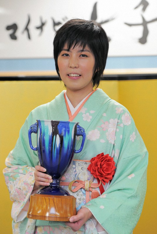 里見が2連勝で6連覇 倉敷藤花戦第2局 女流タイトル獲得通算42期に 毎日新聞