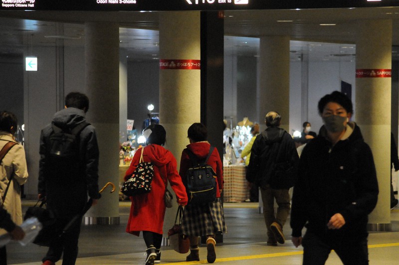 買い物客らが行き交った札幌駅前通地下歩行空間=札幌市中央区で2020年11月21日午前11時31分、三沢邦彦撮影
