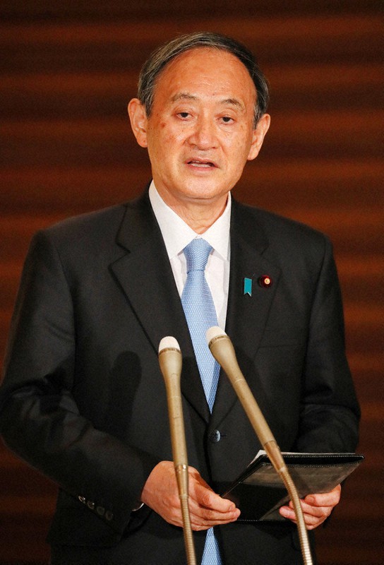 新型コロナウイルス感染症対策本部の会合後、報道陣の取材に応じる菅義偉首相=首相官邸で21日、長谷川直亮撮影