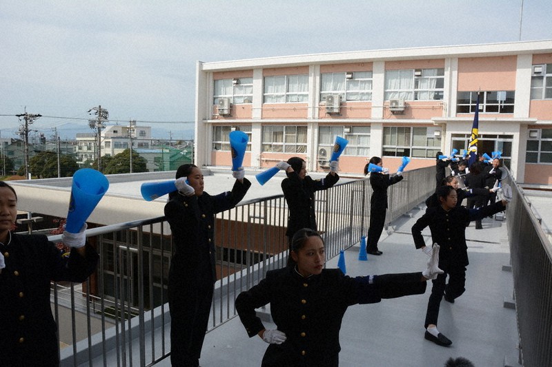 この団旗 降ろす時 県岐阜商高応援部 旗手長 平田雪衣 毎日新聞