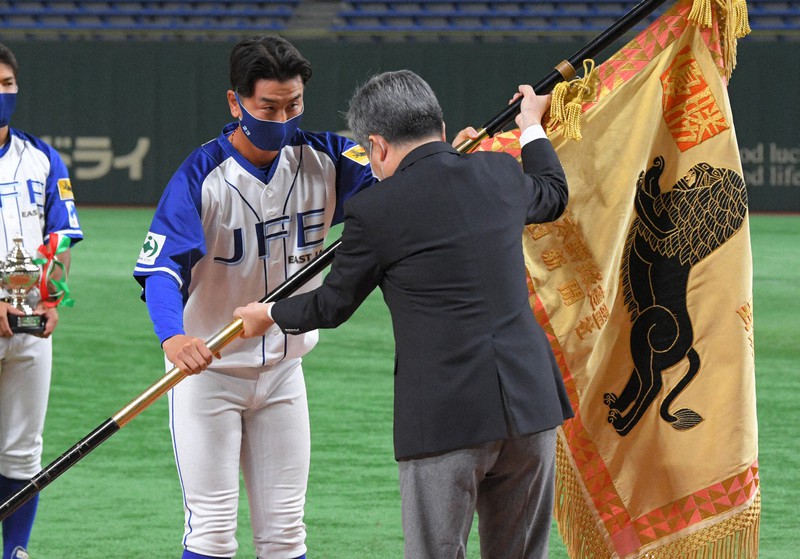 黒獅子旗を返還する千葉市・JFE東日本の鳥巣誉議主将=東京ドームで2020年11月22日、西夏生撮影