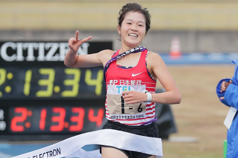 2連覇を指で示しながら1位でフィニッシュする日本郵政グループの大西ひかり=弘進ゴムアスリートパーク仙台で2020年11月22日、和田大典撮影