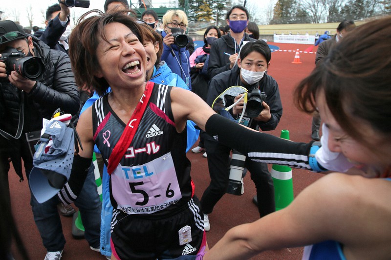 「なんで抜くんだよー」と苦笑しながら、ゴール直前で抜かれた豊田自動織機の籔下(右)と健闘をたたえ合うワコールの福士=弘進ゴムアスリートパーク仙台で2020年11月22日、和田大典撮影