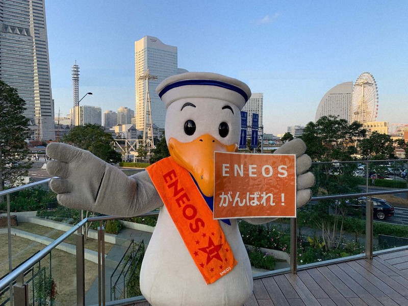 横浜市役所2階のデッキからENEOSにエールを送る同市中区のマスコットキャラクター「スウィンギー」