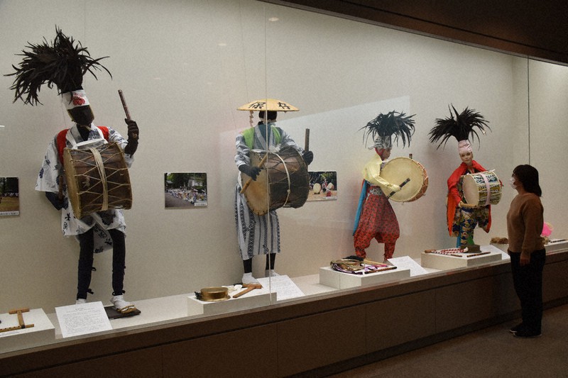 太鼓踊りの楽器や衣装などが展示されている会場=長浜市大依町の浅井歴史民俗資料館で2020年11月3日午後0時59分、若本和夫撮影