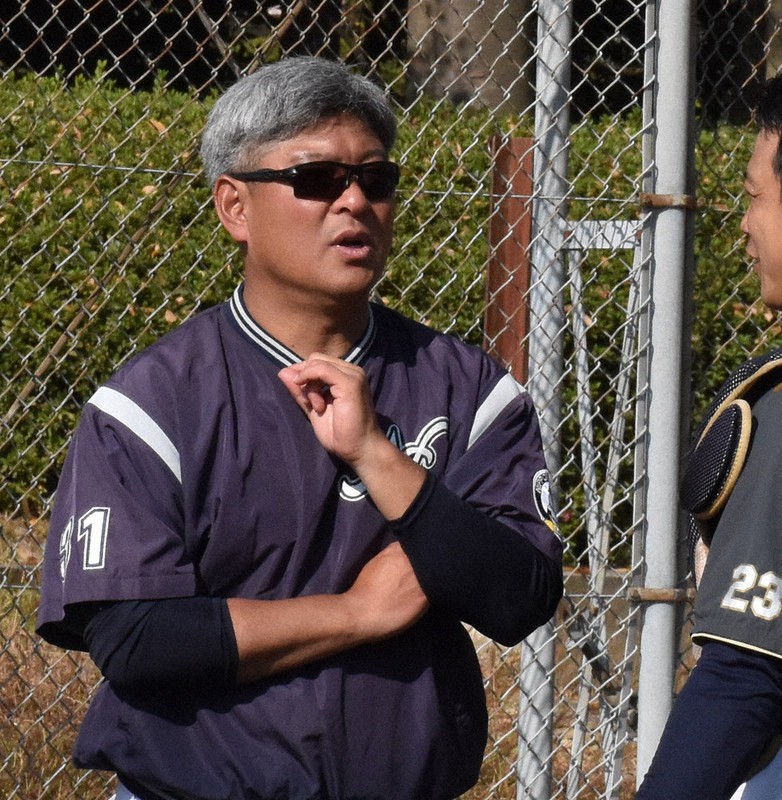 選手に声を掛ける日本新薬の松村聡監督=京都市伏見区の横大路運動公園硬式野球場で2020年11月18日午前10時44分、中島怜子撮影
