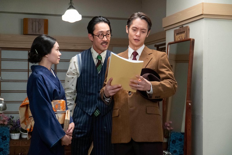 NHK連続テレビ小説「エール」第117回(11月24日放送)の一場面。右から裕一(窪田正孝)、池田二郎(北村有起哉)、音(二階堂ふみ)=NHK提供