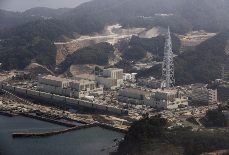 東北電力女川原発。2号機は左の建屋=宮城県女川町で2020年8月21日、本社ヘリから