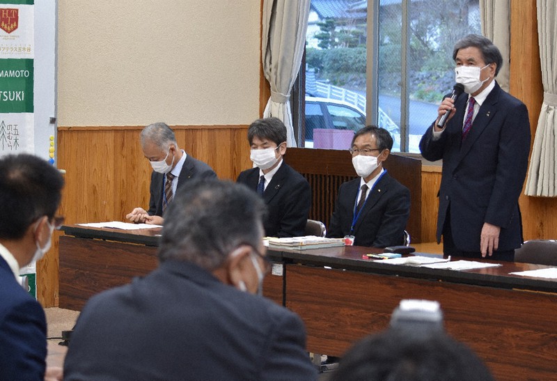 熊本県五木村の村長や村議にダム建設容認に至った経緯を説明する蒲島郁夫知事(右)=同村で2020年11月23日午後4時29分、城島勇人撮影
