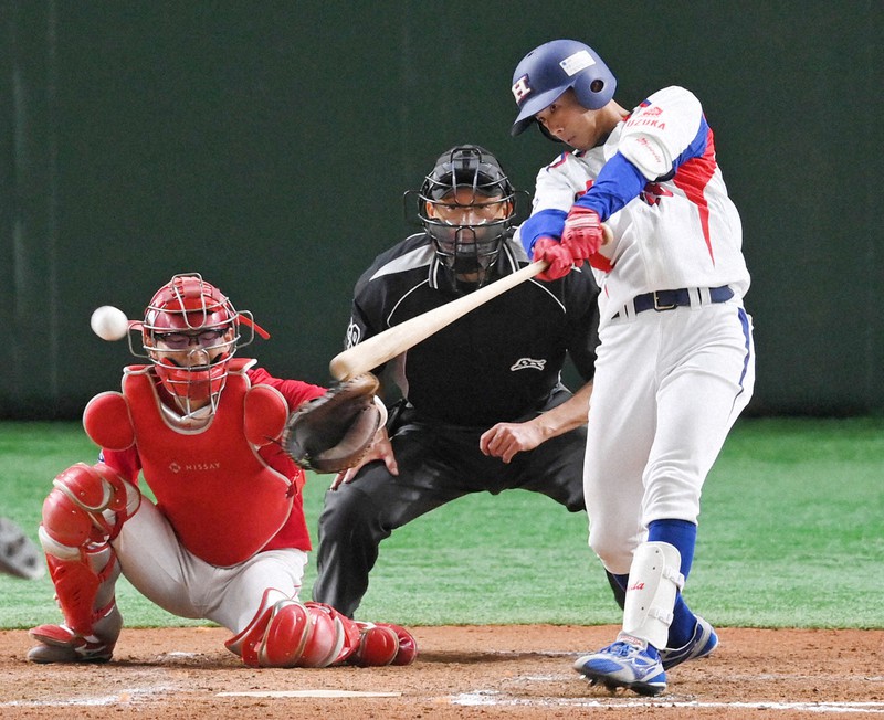 【大阪市(日本生命)-鈴鹿市(ホンダ鈴鹿)】七回裏鈴鹿市1死二塁、前田が右中間に勝ち越しの適時三塁打を放つ=東京ドームで2020年11月23日、手塚耕一郎撮影
