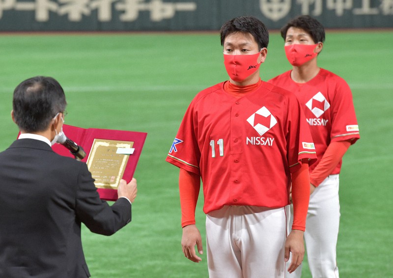10年連続出場の表彰を受ける大阪市(日本生命)の藤井貴之投手(手前)と広本拓也内野手(奥)=東京ドームで2020年11月23日、平川義之撮影