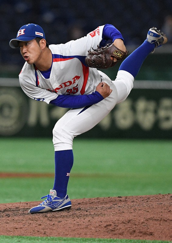 【大阪市(日本生命)-鈴鹿市(ホンダ鈴鹿)】3番手で登板した鈴鹿市・堀田=東京ドームで2020年11月23日、西夏生撮影
