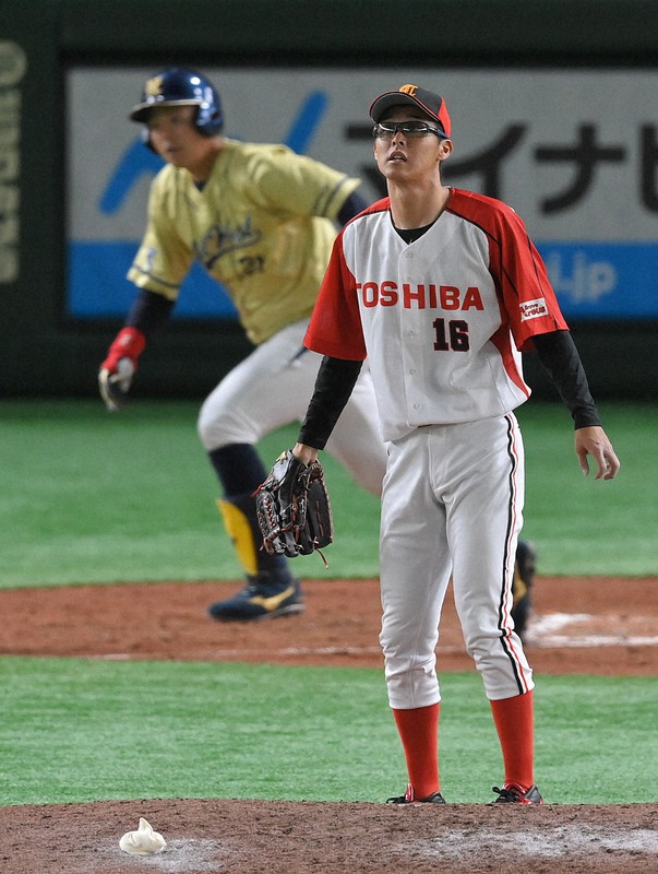 【川崎市(東芝)-大阪市(NTT西日本)】五回裏大阪市2死満塁、西川(奥)に走者一掃の3点二塁打を打たれ打球の行方を見つめる川崎市の福本=東京ドームで2020年11月23日、手塚耕一郎撮影