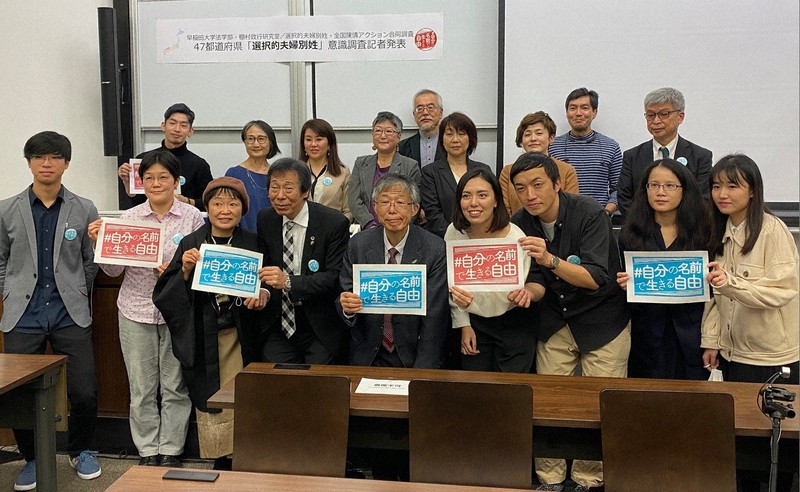 記者会見した棚村政行・早稲田大教授(前列左から4人目)や市民グループ「選択的夫婦別姓・全国陳情アクション」のメンバーら=東京都新宿区で18日、小國綾子撮影