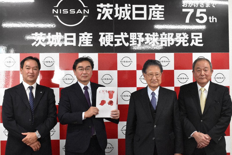 茨城日産の硬式野球部発足記者会見に臨む(左から)渡辺等監督、加藤敏彦社長、加藤啓進会長、鈴木雅道・硬式野球部設立準備室部長=水戸市で2020年11月23日、田内隆弘撮影
