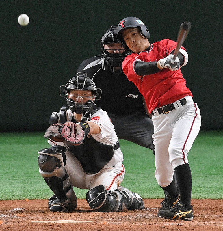 【ENEOS-東邦ガス】五回裏東邦ガス1死、飯田が中前打を放つ=東京ドームで2020年11月23日、手塚耕一郎撮影
