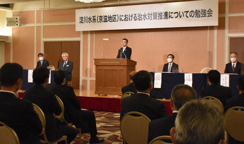 淀川水系の治水対策についての勉強会であいさつをする三日月大造知事(中央)=京都市南区の都ホテル京都八条で2020年11月23日午後1時12分、諸隈美紗稀撮影