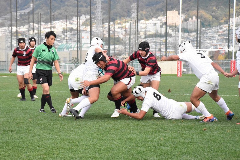 【報徳学園-天理】前半、報徳のプロップ西崎は力強い突破でトライした=東大阪市花園ラグビー場で2020年11月23日午後2時9分、韓光勲撮影
