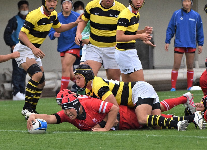 【創志学園-山口】後半9分密集からトライを決める創志学園の桑平創太選手=広島市西区の県総合グランドラグビー場で2020年11月23日午後1時46分、岩本一希撮影
