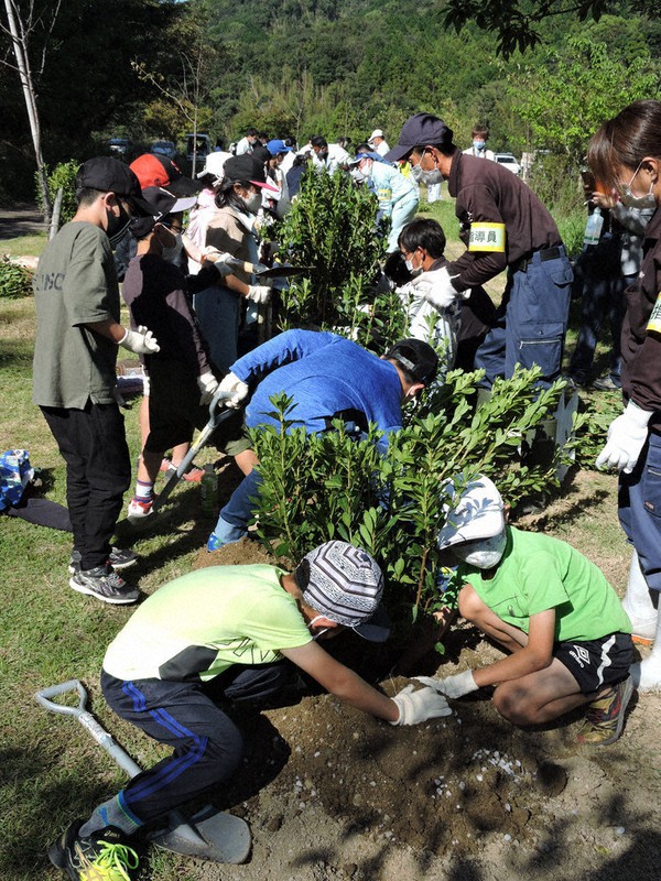 小野小４年７０人が植林ボランティア 古賀市 福岡 毎日新聞