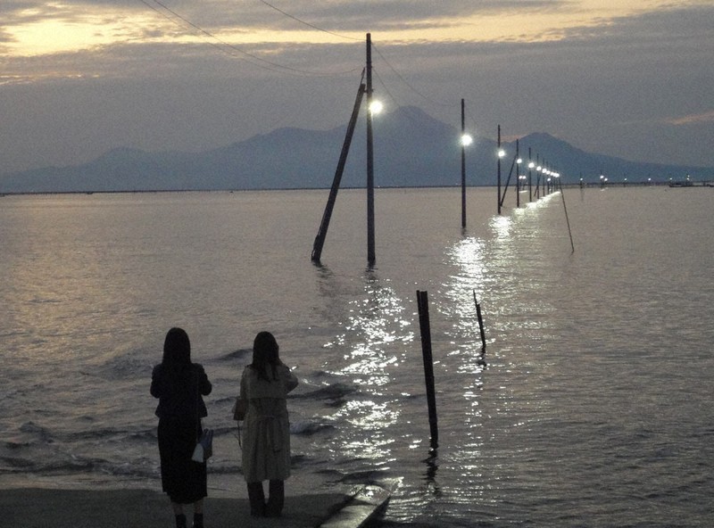 海上に連なる街灯と、海中に沈んでいく道路。満潮時には不思議な景観が広がる長部田海床路