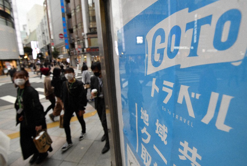 マスク姿の買い物客らが行き交う東京・新宿=23日、宮間俊樹撮影