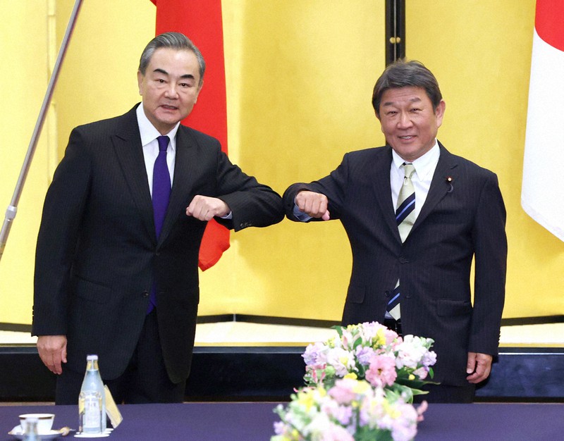 会談に臨む中国の王毅国務委員兼外相(左)と茂木敏充外相=東京都港区の飯倉公館で2020年11月24日午後5時31分(代表撮影)