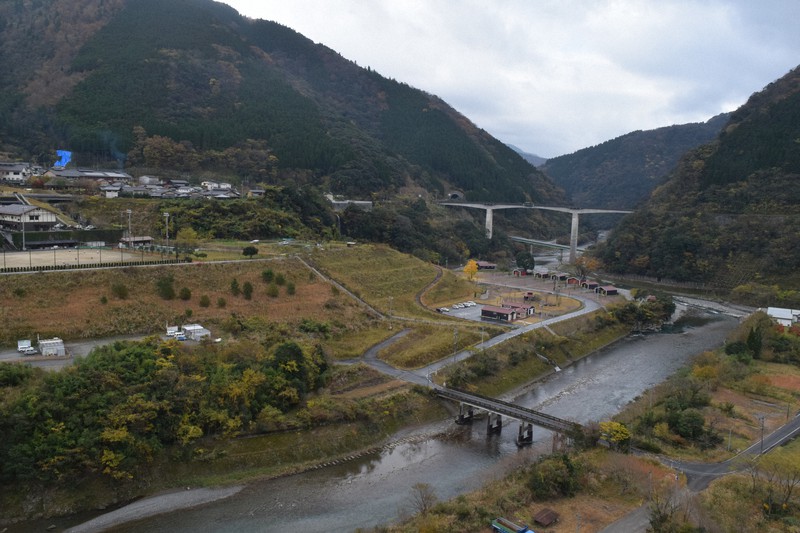 川辺川ダムの水没予定地。予定地にあった民家は高台や村外に移転した=熊本県五木村で2020年11月19日、吉川雄策撮影