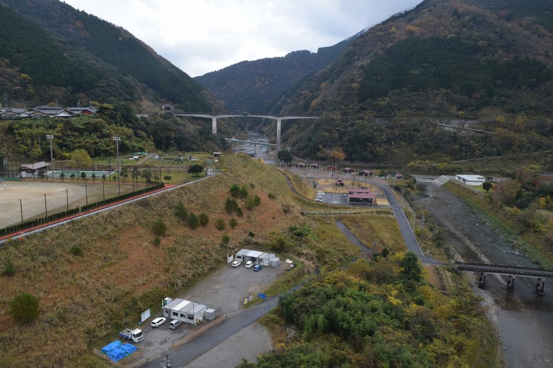 川辺川ダムの水没予定地。予定地にあった民家は高台や村外に移転した=熊本県五木村で2020年11月19日、吉川雄策撮影