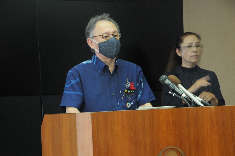 記者会見でGoTo事業の見直しについての考えを説明する沖縄県の玉城デニー知事=那覇市の県庁で2020年11月24日午後0時21分、遠藤孝康撮影