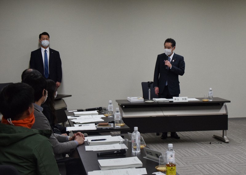 日本学術会議の若手会員らと意見交換する井上信治・科学技術担当相(右)=東京都港区の日本学術会議で2020年11月24日、池田知広撮影