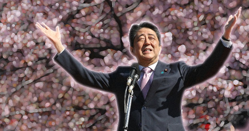 2019年の「桜を見る会」であいさつする安倍晋三前首相=コラージュ