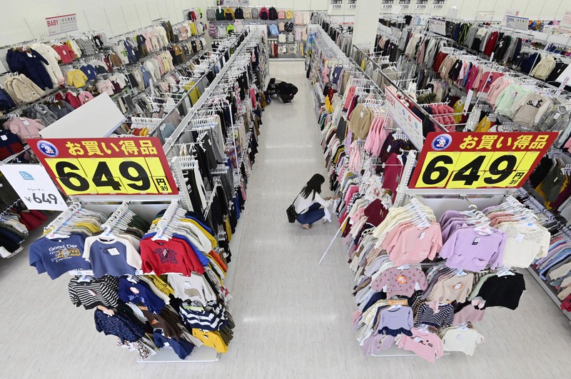 ハンガーに掛けた服の前面が見えるような形で陳列されている西松屋の店舗=大阪市住吉区の住吉遠里小野店で2020年10月20日、藤井達也撮影
