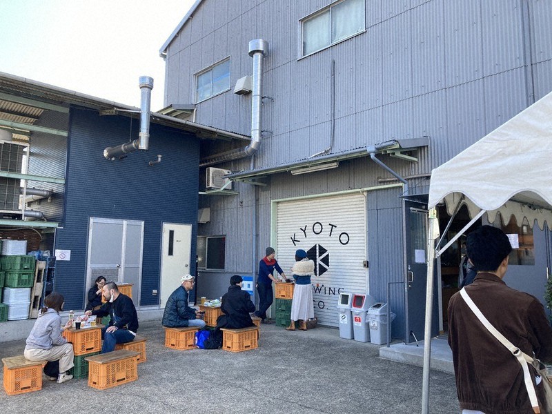 思い思いのおつまみを持ち寄り、クラフトビールを楽しむ人たち=京都市南区で、2020年10月24日午後1時53分、高野聡撮影