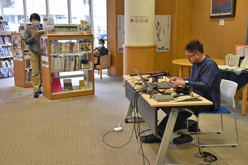 プロの音楽家の生演奏を聴きながらリラックスして本を読む来館者たち=綾川町滝宮の町立生涯学習センター図書館で2020年11月22日午後2時、川原聖史撮影