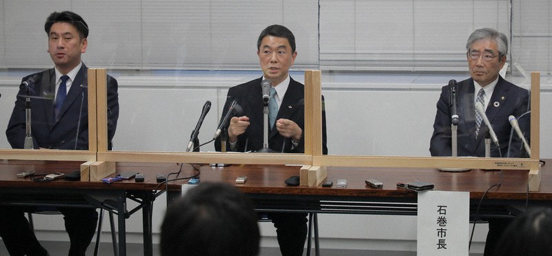 東北電力女川原発2号機の再稼働への同意表明について記者会見する宮城県の村井嘉浩知事(中央)、女川町の須田善明町長(左)、石巻市の亀山紘市長(右)=宮城県石巻市で11日、和田大典撮影