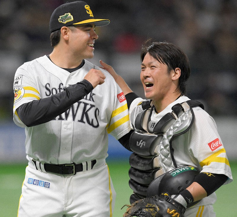 【ソフトバンク-巨人】7回を無安打無失点で勝ち投手となり、笑顔を見せるソフトバンク先発・ムーア(左)。右は捕手の甲斐=津村豊和撮影