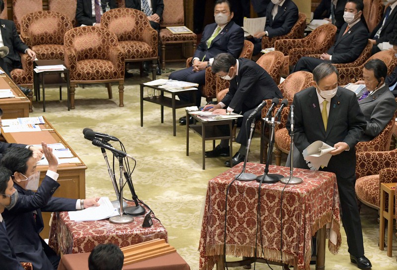 衆院予算委員会で立憲民主党の枝野幸男代表(手前左)の質問に答え、席に戻る菅義偉首相(右)=国会内で2020年11月25日午前10時10分、竹内幹撮影