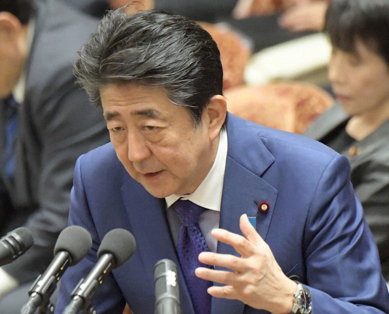衆院予算委員会で「桜を見る会」の「前夜祭」を巡る問題について立憲民主党の大串博志幹事長代理(当時)の質問に答える安倍晋三首相(同)=国会内で2020年2月5日午前11時24分、川田雅浩撮影