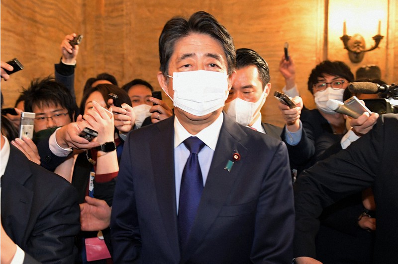 衆院本会議後に記者団の質問に答え、国会を後にする安倍晋三前首相=国会内で2020年11月24日、竹内幹撮影