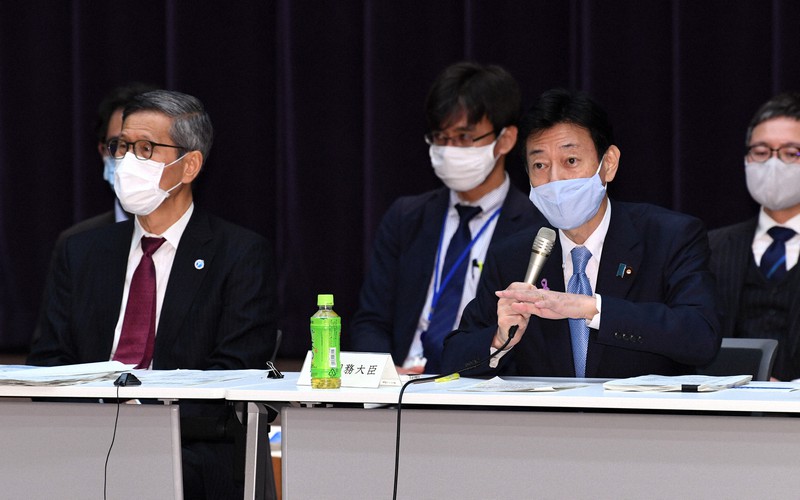 政府の新型コロナウイルス感染症対策分科会で発言する西村康稔経済再生担当相(右)。左は尾身茂会長=東京都千代田区で2020年11月25日午後6時3分、滝川大貴撮影