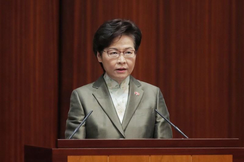 香港の立法会で施政報告に臨む林鄭月娥行政長官=2020年11月25日、AP