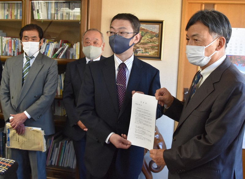 来年の富士登山再開を目指して要望書を渡す渡辺尚俊・富士山表富士宮口登山組合長(右から2人目)=県庁で2020年11月24日午後2時6分、山田英之撮影